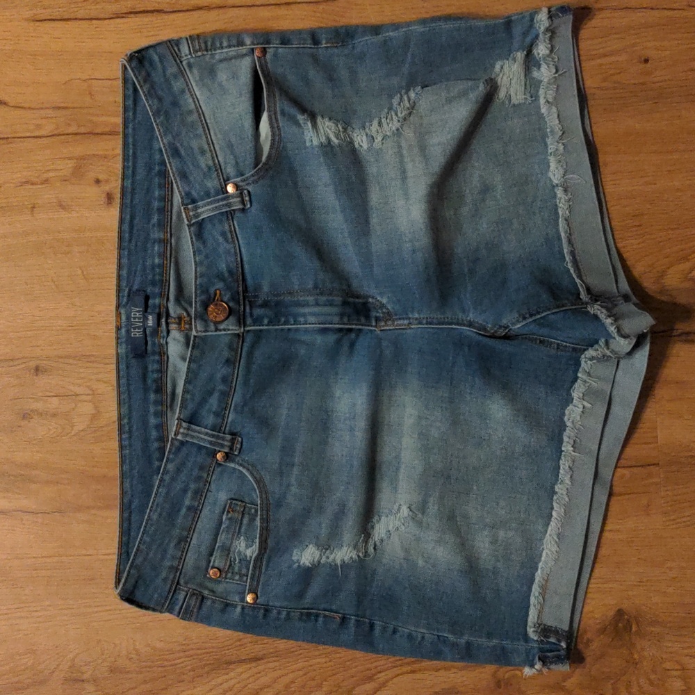 Revery lightly distressed jean short